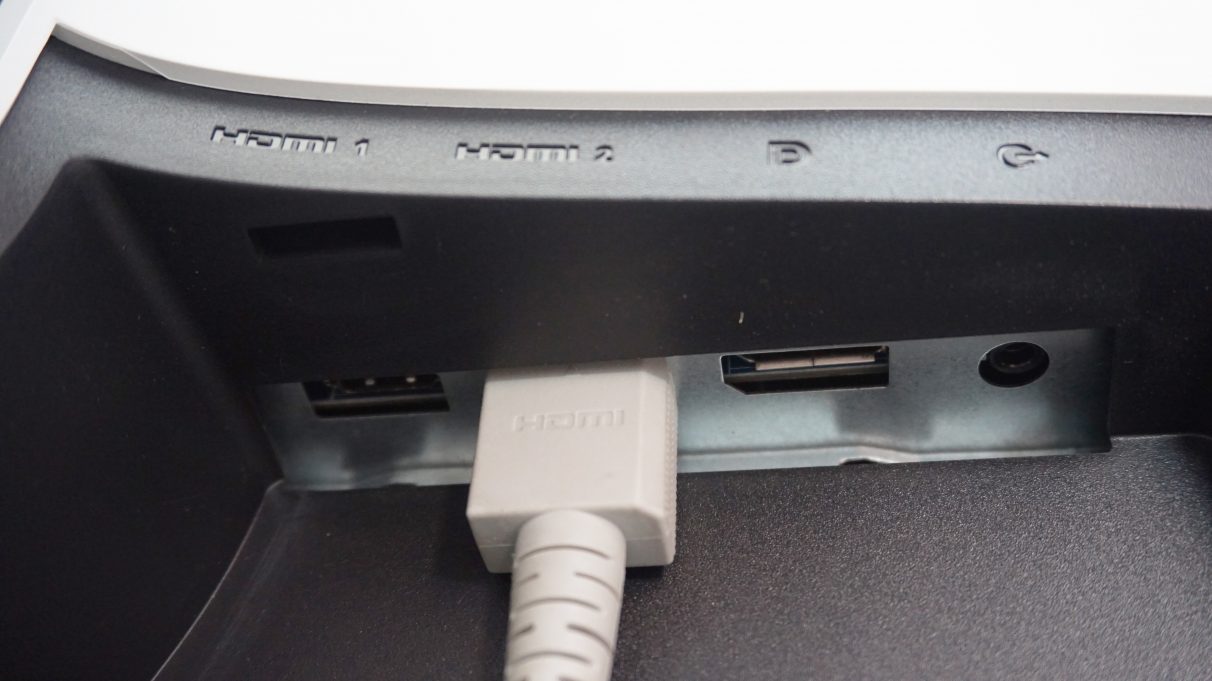 Una foto que muestra las salidas de pantalla del Alienware AW2521HFL, que incluyen dos puertos HDMI 2.0 y una salida DisplayPort 1.2.