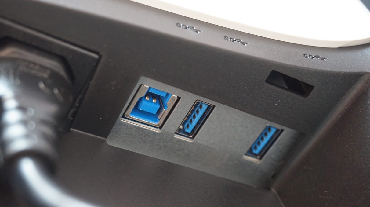 Una foto que muestra los otros dos puertos USB 3.0 del Alienware AW2521HFl, que se encuentran en la parte posterior del monitor, junto al enchufe de alimentación.