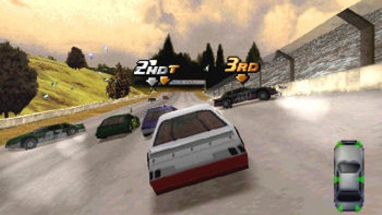 Una imagen de Destruction Derby 2 que muestra un auto de carreras rojo y blanco en medio de un grupo de otros autos de carrera.  Dos se han estrellado, con escombros volando sobre la pista, mientras que otros dos se dirigen hacia la línea de meta.