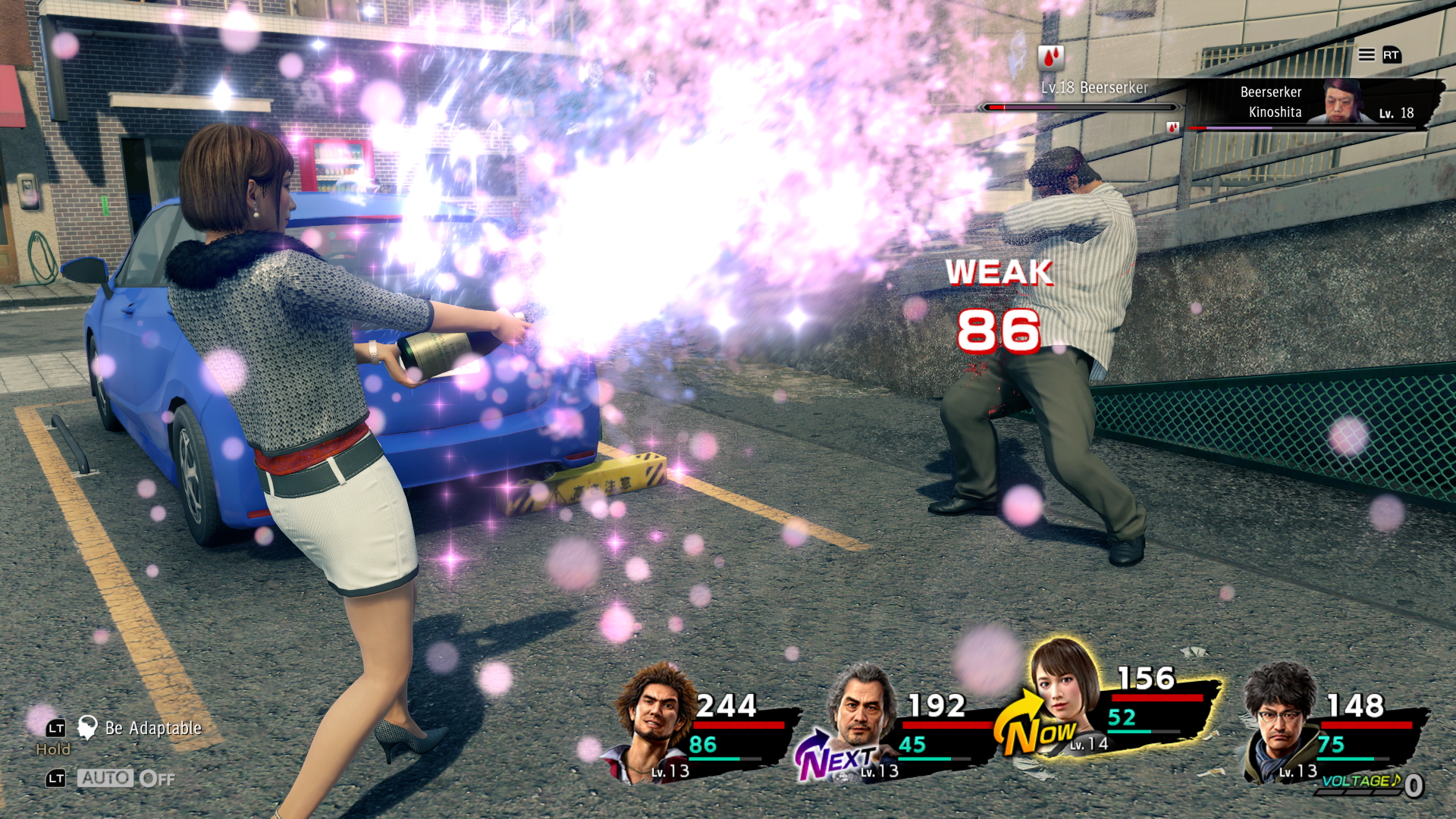 Saeko en una batalla, arrojando una botella de champán en la cara de un enemigo para infligir daño.