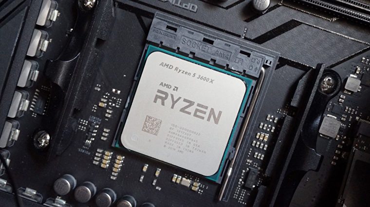 Una foto del AMD Ryzen 5 3600X en una placa base.