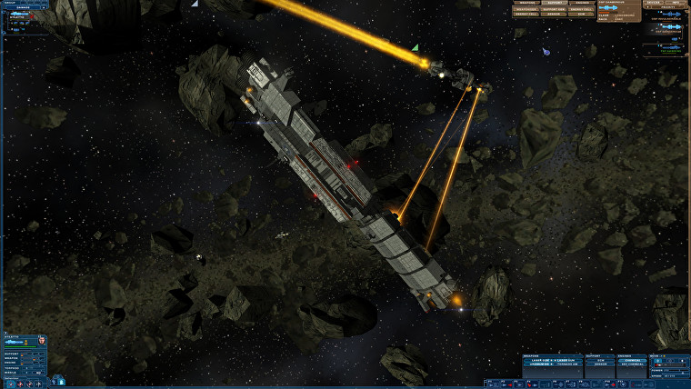 Una nave espacial delgada y larga intercambia fuego láser con una nave tipo crucero más pequeña en un campo de asteroides