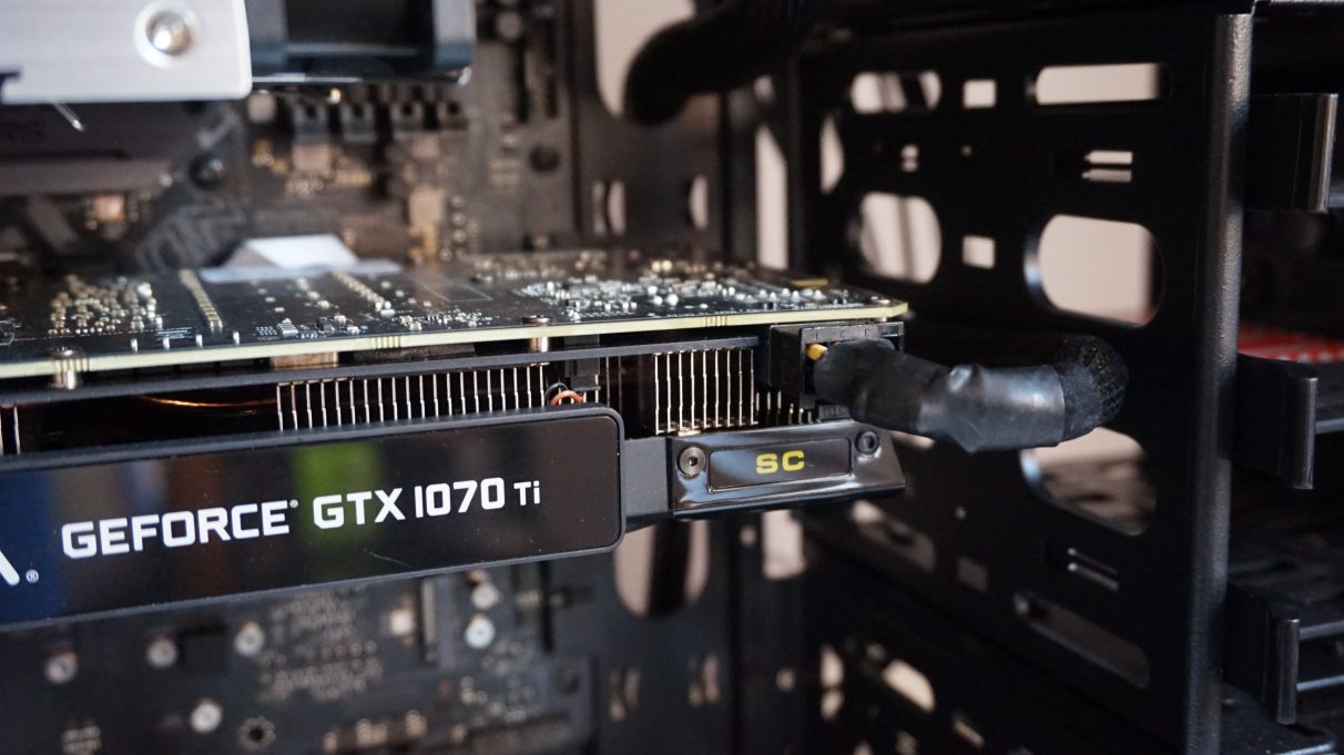 Una foto que muestra el conector de alimentación de una tarjeta gráfica Nvidia GeForce GTX 1070 Ti.