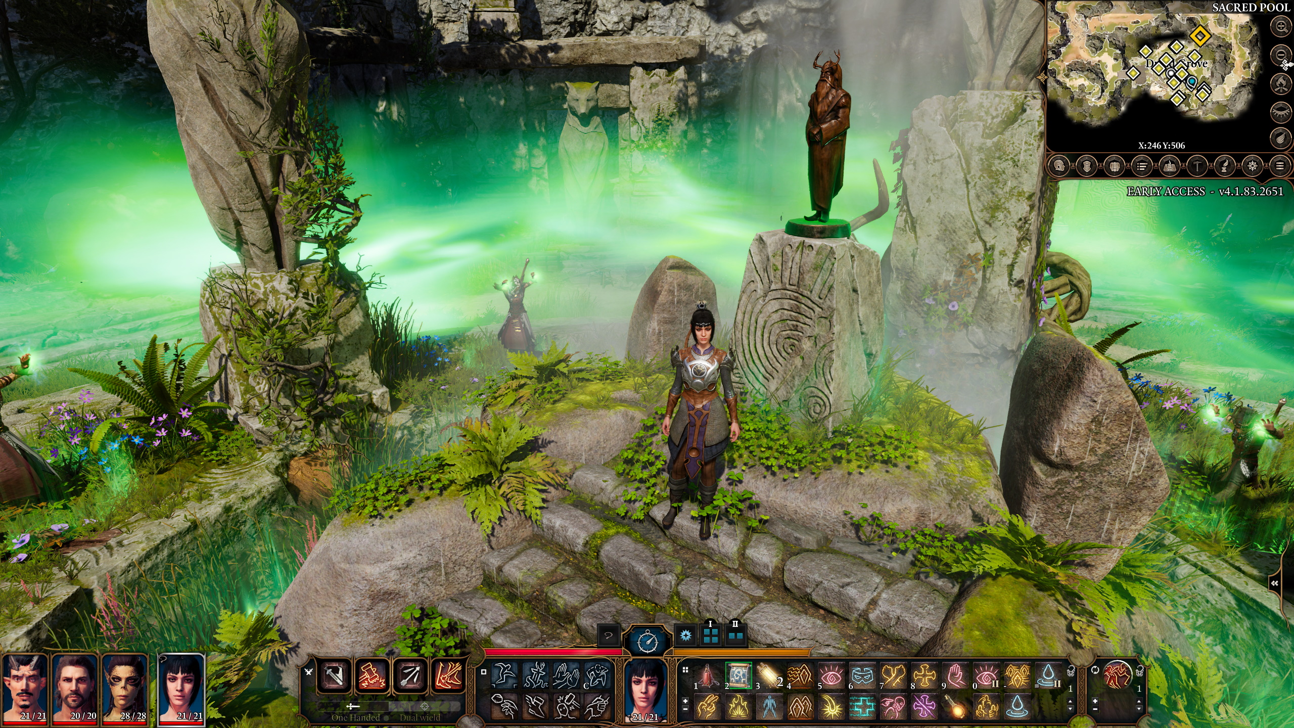 Una captura de pantalla de Baldur's Gate 3 que muestra al equipo parado alrededor de una ruina de piedra cubierta de maleza en una arboleda.  Están rodeados de musgo y plantas y es muy bonito.