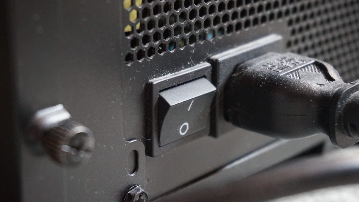 Una foto del botón de encendido de una PC en la posición de 'apagado'
