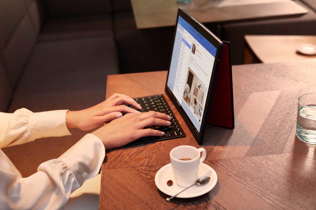 Disfrutando del café y el correo electrónico en una foto de 'estilo de vida' del Lenovo ThinkPad X1 Fold.